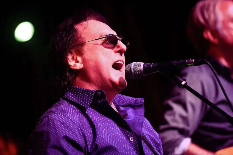 Denny Laine Biography